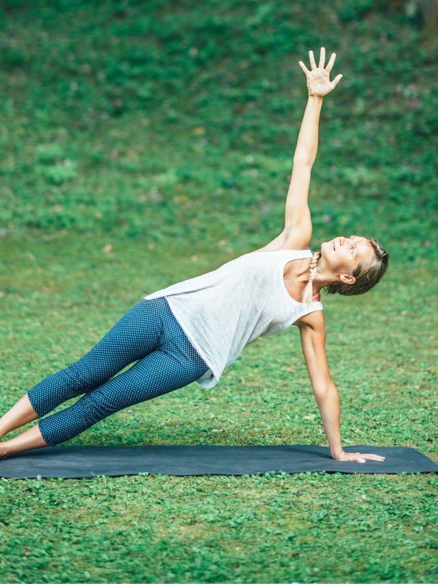 Easy Yoga Poses for Beginners: A Step-by-Step Guide 8 Side-Plank