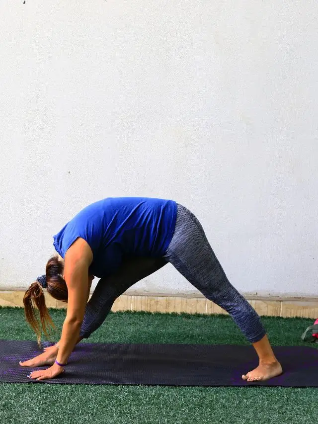 Easy Yoga Poses for Beginners: A Step-by-Step Guide 25 girl-bending-down-to-dopyramid-pose